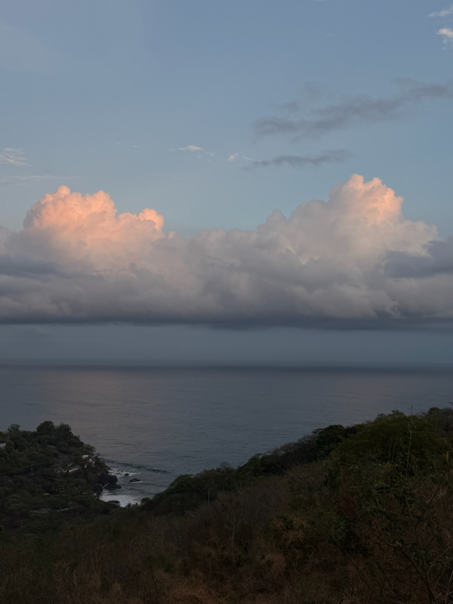 Blick über die Pazifikküste und die Bucht von El Zonte vom Hügel westlich des Orts